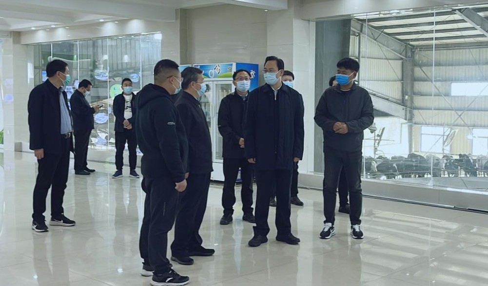 河南省人大常委會黨組書記、副主任孔昌生蒞臨花花牛魯山瑞亞牧場參觀調(diào)研