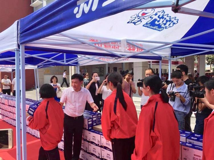 “健康中原，牛奶伴您行——花花牛乳業(yè)集團2018中國小康牛奶行動” 公益助學(xué)啟動儀式隆重舉行