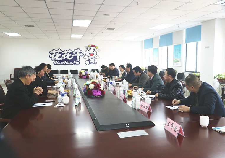 封丘縣縣長王獻臣一行蒞臨 花花牛集團養(yǎng)殖、乳品事業(yè)部參觀調(diào)研