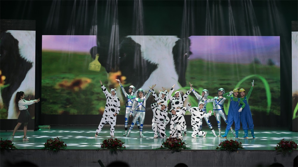 “不忘初心、聚力前行” 花花牛集團2018迎新春聯(lián)歡會隆重舉行